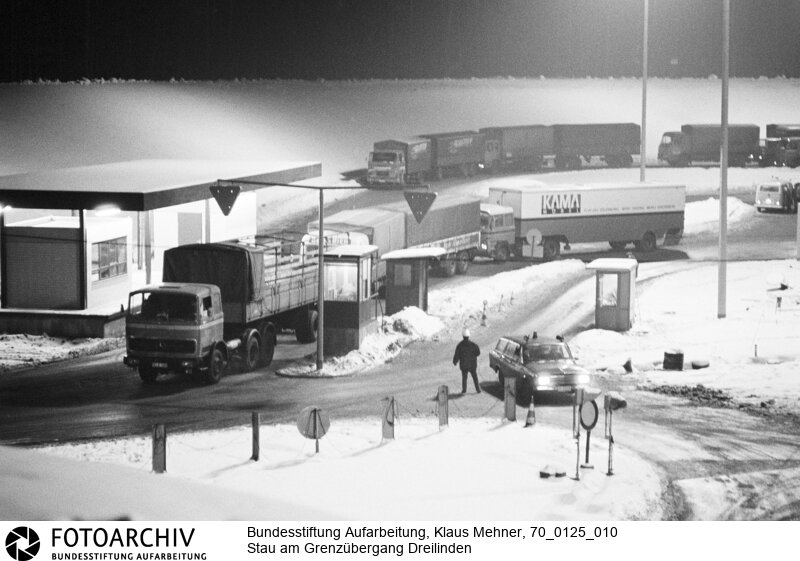 DDR schikaniert Transitverkehr von und nach Berlin. Die in diesem Monat beginnenden deutsch-sowjetischen Verhandlungen über einen Gewaltverzichtsvertrag begleitet die DDR auf ihre Weise.
 Am Grenzübergang Dreilinden stauen sich Lkws und Pkws<BR>Aufnahmedatum: 25.01.1970<BR>Material/Technik: Fotografie<BR>Aufnahmeort: West-Berlin, BRD (Deutschland)<BR>Signatur: 70_0125_010<BR>
