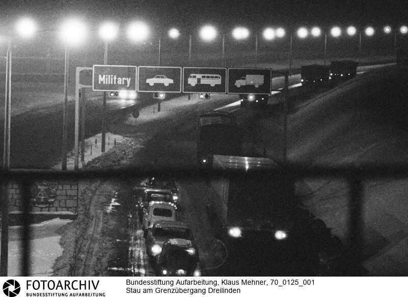 DDR schikaniert Transitverkehr von und nach Berlin. Die in diesem Monat beginnenden deutsch-sowjetischen Verhandlungen über einen Gewaltverzichtsvertrag begleitet die DDR auf ihre Weise. 
Am Grenzübergang Dreilinden stauen sich Lkws und Pkws.<BR>Aufnahmedatum: 25.01.1970<BR>Material/Technik: Fotografie<BR>Aufnahmeort: West-Berlin, BRD (Deutschland)<BR>Signatur: 70_0125_001<BR>