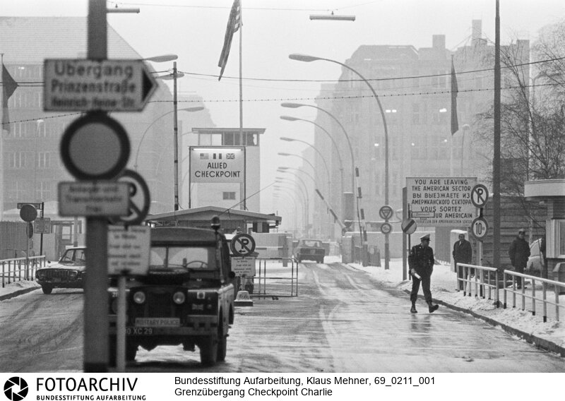 Mauer - Allied Checkpoint Charlie - Übergang für Ausländer nach Ost-Berlin. Der Grenzübergang wird von den westlichen Alliierten betrieben<BR>Aufnahmedatum: 11.02.1969<BR>Material/Technik: Fotografie<BR>Aufnahmeort: West-Berlin, BRD (Deutschland)<BR>Signatur: 69_0211_001<BR>