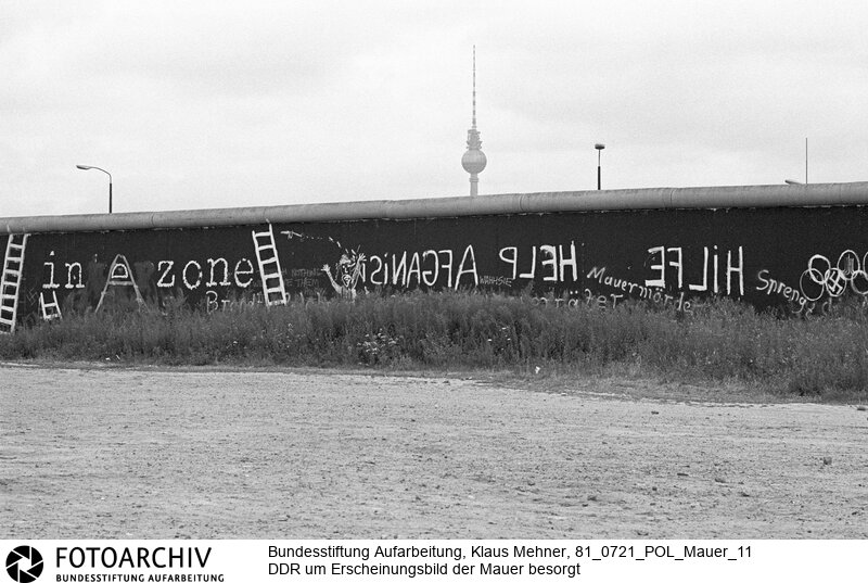 DDR um Erscheinungsbild der Mauer besorgt. Berlin (Berlin West), 21. 07. 1981. Foto: Verschönte Mauer im Bezirk Tiergarten. Die Regierung der DDR beschwerte sich beim Berliner Senat über den beschmierten und bemalten antifaschistischen Schutzwall, vulgo Mauer.<BR>Material/Technik: Foto<BR>Berlin (West)<BR>Signatur: 81_0721_POL_Mauer_11