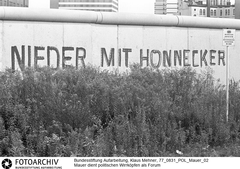 Berlin (Berlin West), 31-08-1977. Links- und rechtsradikale Parolen an der Mauer. Der nach Lesart der Deutschen Demokratischen Republik (DDR) antifaschistische Schutzwall dient politischen Wirrköpfen aller Schattierungen als Forum für ihre Parolen. Bisweilen hapert es mit korrekter Schreibweise. Foto: Falsch geschriebener Name des Partei- und Staatsratsvorsitzenden am Potsdamer Platz.<BR>Material/Technik: Foto<BR>Berlin (West)<BR>Signatur: 77_0831_POL_Mauer_02
