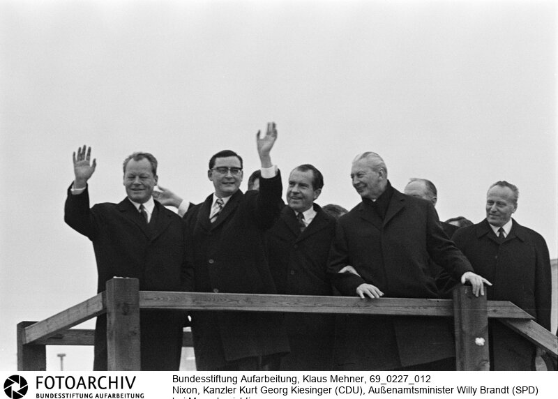 Amerikanischer Präsident auf Berlin-Visite. Der US-Präsident Richard Nixon besucht in Begleitung des Bundskanzlers und Außenministers die Halbstadt. Der obligate Besuch der Mauer fand am Moritzplatz im amerikanischen Sektor statt. Dort befindet sich der Grenzübergang Heinrich-Heine-Strasse nach Ost-Berlin (DDR).<BR>Aufnahmedatum: 27.02.1969<BR>Material/Technik: Fotografie<BR>Aufnahmeort: West-Berlin, BRD (Deutschland)<BR>Signatur: 69_0227_012<BR>