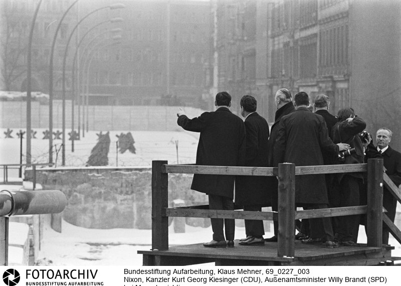 Amerikanischer Präsident auf Berlin-Visite. Der US-Präsident Richard Nixon besucht in Begleitung des Bundskanzlers und Außenministers die Halbstadt. Der obligate Besuch der Mauer fand am Moritzplatz im amerikanischen Sektor statt. Dort befindet sich der Grenzübergang Heinrich-Heine-Strasse nach Ost-Berlin (DDR)<BR>Aufnahmedatum: 27.02.1969<BR>Material/Technik: Fotografie<BR>Aufnahmeort: West-Berlin, BRD (Deutschland)<BR>Signatur: 69_0227_003<BR>