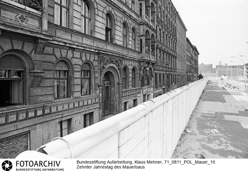 Foto: Wohnen mit Blick auf das deutsche Mauer-Elend. Berlin (Berlin West), 11. 08. 1971. Berliner Mauer ? Wall of Shame. Vorschau zum zehnten (10.) Jahrestag des Mauerbaus. The wall in the districts Kreuzberg and Wedding.<BR>Material/Technik: Foto<BR>Berlin (West)<BR>Signatur: 71_0811_POL_Mauer_10