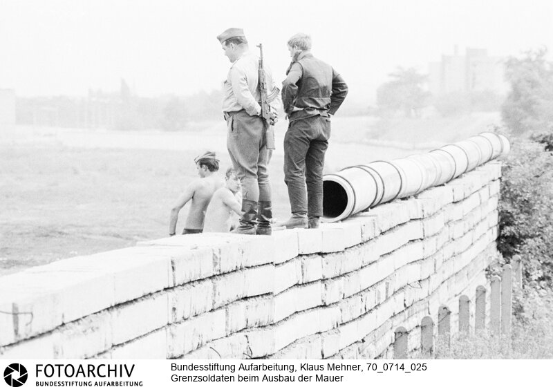 Ausbau der Berliner Mauer im Norden von Berlin. DDR perfektioniert den antifaschistischen Schutzwall, auch Staatsgrenze West genannt.<BR>Aufnahmedatum: 14.07.1970<BR>Material/Technik: Fotografie<BR>Aufnahmeort: West-Berlin, BRD (Deutschland)<BR>Signatur: 70_0714_025<BR>
