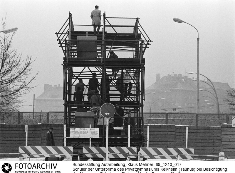 Mauertourismus westdeutscher Schulklassen. Das Ministerium für gesamtdeutsche Fragen subventioniert Klassenfahrten von Schulklassen aus der Bundesrepublik nach Berlin. Das Programm soll bei jungen Menschen das Verständnis für die so genannte offene deutsche Frage vertiefen.<BR>Aufnahmedatum: 10.12.1969<BR>Material/Technik: Fotografie<BR>Aufnahmeort: West- Berlin, BRD (Deutschland)<BR>Signatur: 69_1210_017<BR>