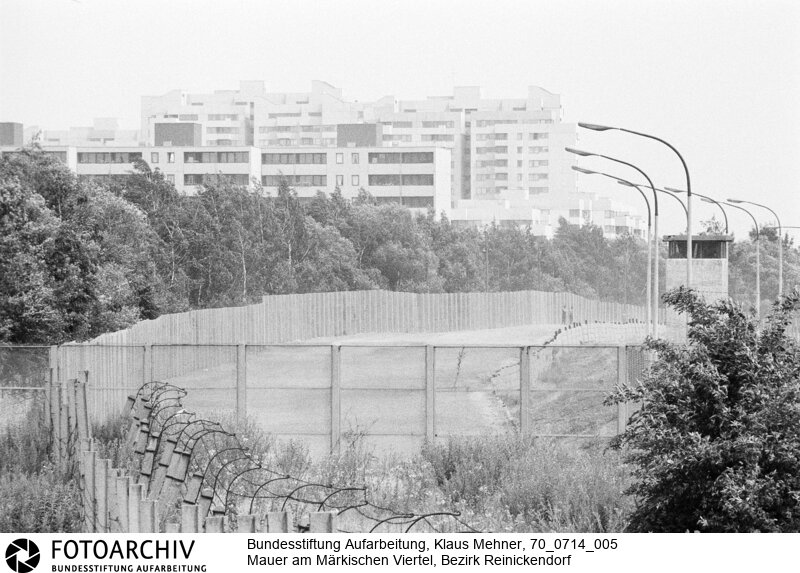 Ausbau der Berliner Mauer im Norden von Berlin. DDR perfektioniert den antifaschistischen Schutzwall, auch Staatsgrenze West genannt.<BR>Aufnahmedatum: 14.07.1970<BR>Material/Technik: Fotografie<BR>Aufnahmeort: West-Berlin, BRD (Deutschland)<BR>Signatur: 70_0714_005<BR>
