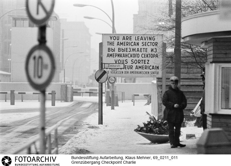 Mauer - Allied Checkpoint Charlie - Übergang für Ausländer nach Ost-Berlin. Der Grenzübergang wird von den westlichen Alliierten betrieben<BR>Aufnahmedatum: 11.02.1969<BR>Material/Technik: Fotografie<BR>Aufnahmeort: West-Berlin, BRD (Deutschland)<BR>Signatur: 69_0211_011<BR>
