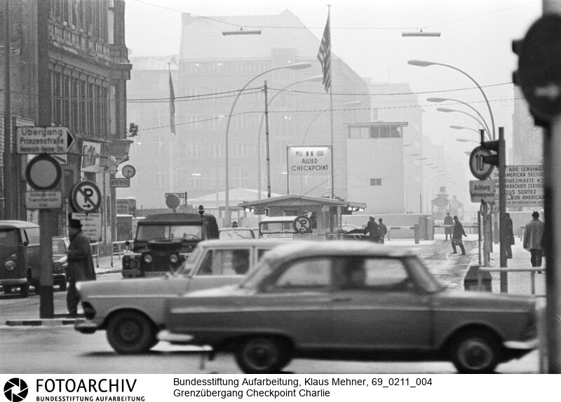 Mauer - Allied Checkpoint Charlie - Übergang für Ausländer nach Ost-Berlin. 
Der Grenzübergang wird von den westlichen Alliierten betrieben<BR>Aufnahmedatum: 11.02.1969<BR>Material/Technik: Fotografie<BR>Aufnahmeort: West-Berlin, BRD (Deutschland)<BR>Signatur: 69_0211_004<BR>