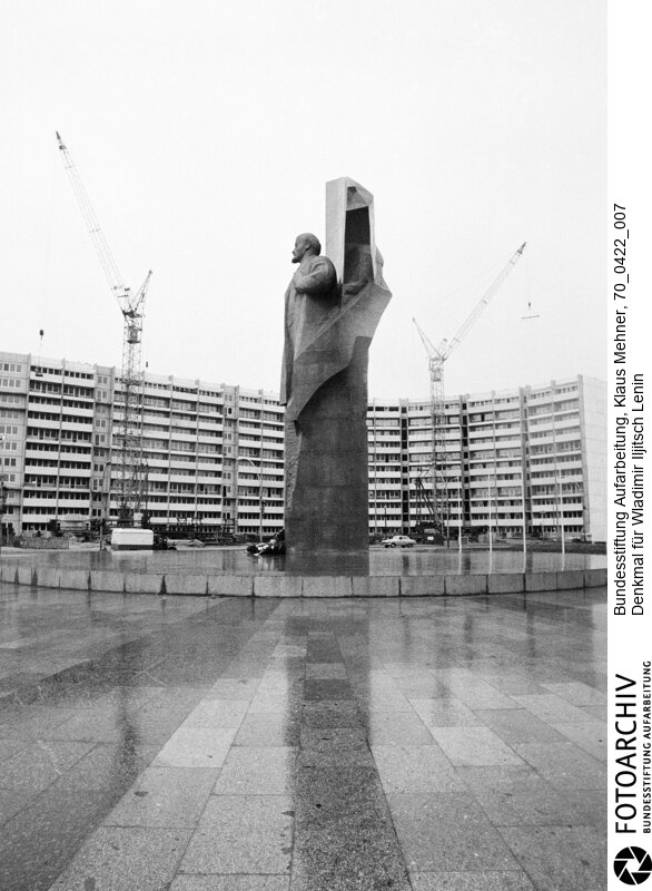 Lenindenkmal
Die 19 Meter große Lenin-Statue aus rotem Granit des sowjetischen Bildhauers Nikolai Tomski wurde in diesem Jahr fertig gestellt und ziert den gleichnamigen Platz.<BR>Aufnahmedatum: 22.04.1970<BR>Material/Technik: Fotografie<BR>Aufnahmeort: Ostberlin, DDR (Deutschland)<BR>Signatur: 70_0422_007<BR>