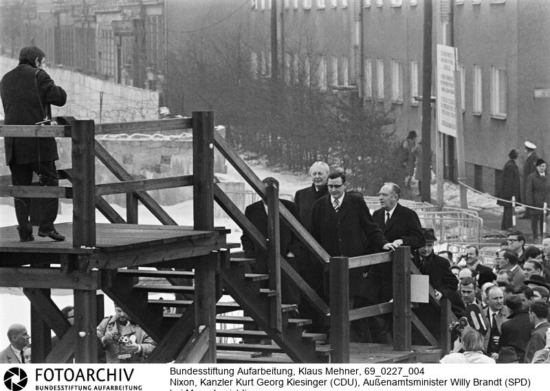 Amerikanischer Präsident auf Berlin-Visite. Der US-Präsident Richard Nixon besucht in Begleitung des Bundskanzlers und Außenministers die Halbstadt. Der obligate Besuch der Mauer fand am Moritzplatz im amerikanischen Sektor statt. Dort befindet sich der Grenzübergang Heinrich-Heine-Strasse nach Ost-Berlin (DDR).<BR>Aufnahmedatum: 27.02.1969<BR>Material/Technik: Fotografie<BR>Aufnahmeort: West-Berlin, BRD (Deutschland)<BR>Signatur: 69_0227_004<BR>