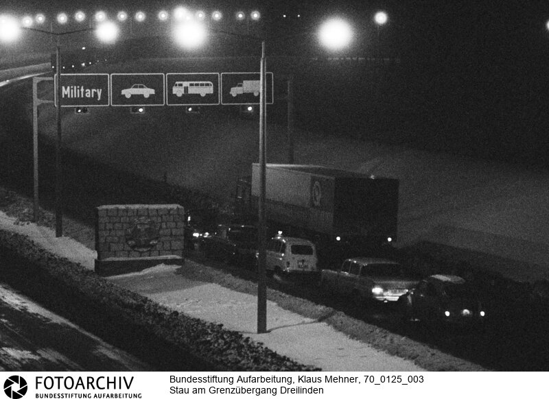 DDR schikaniert Transitverkehr von und nach Berlin. Die in diesem Monat beginnenden deutsch-sowjetischen Verhandlungen über einen Gewaltverzichtsvertrag begleitet die DDR auf ihre Weise. 
Am Grenzübergang Dreilinden stauen sich Lkws und Pkws<BR>Aufnahmedatum: 25.01.1970<BR>Material/Technik: Fotografie<BR>Aufnahmeort: West-Berlin, BRD (Deutschland)<BR>Signatur: 70_0125_003<BR>