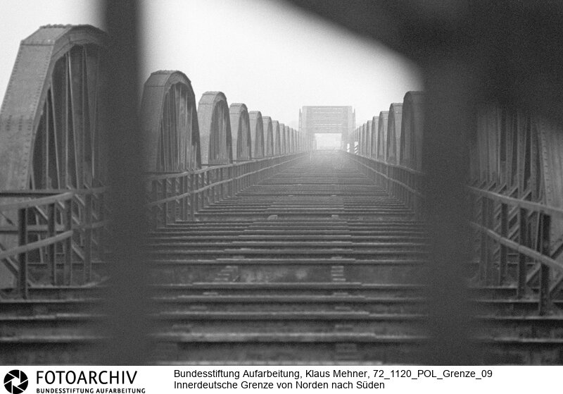 Landkreis Pinneberg (Schleswig-Holstein), 20. 11. 1972. Seit dem Bau der Mauer hat die Deutsche Demokratische Republik (DDR) die Demarkationslinie entlang ihrer Staatsgrenze West optimiert. Die Geländeanpassung der Zonengrenze zementiert die Teilung Deutschlands, für Flüchtlinge besteht Lebensgefahr. Das durch Grenzsoldaten bewachte Sperrsystem ist durch Todesstreifen, Minen und Wachtürme abgeriegelt. Foto: Im Jahr 1945 zerstörte Dömitzer Eisenbahnbrücke bei Quickborn. During world war second destroyed Dömitz Railway Bridge near Quickborn.<BR>Material/Technik: Foto<BR>Schleswig-Holstein<BR>Signatur: 72_1120_POL_Grenze_09