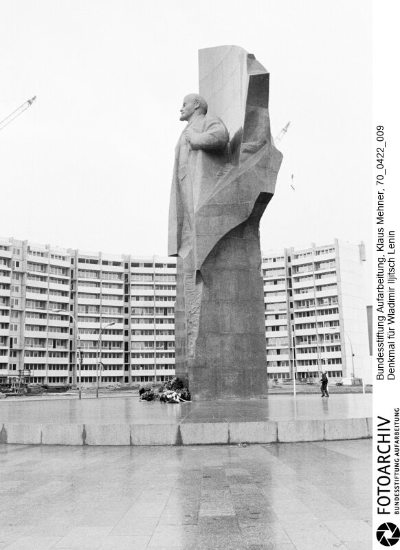 Lenindenkmal
Die 19 Meter große Lenin-Statue aus rotem Granit des sowjetischen Bildhauers Nikolai Tomski wurde in diesem Jahr fertig gestellt und ziert den gleichnamigen Platz.<BR>Aufnahmedatum: 22.04.1970<BR>Material/Technik: Fotografie<BR>Aufnahmeort: Ostberlin, DDR (Deutschland)<BR>Signatur: 70_0422_009<BR>