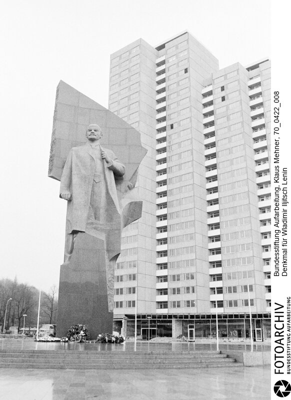 Lenindenkmal
 Die 19 Meter große Lenin-Statue aus rotem Granit des sowjetischen Bildhauers Nikolai Tomski wurde in diesem Jahr fertig gestellt und ziert den gleichnamigen Platz.<BR>Aufnahmedatum: 22.04.1970<BR>Material/Technik: Fotografie<BR>Aufnahmeort: Ostberlin, DDR (Deutschland)<BR>Signatur: 70_0422_008<BR>