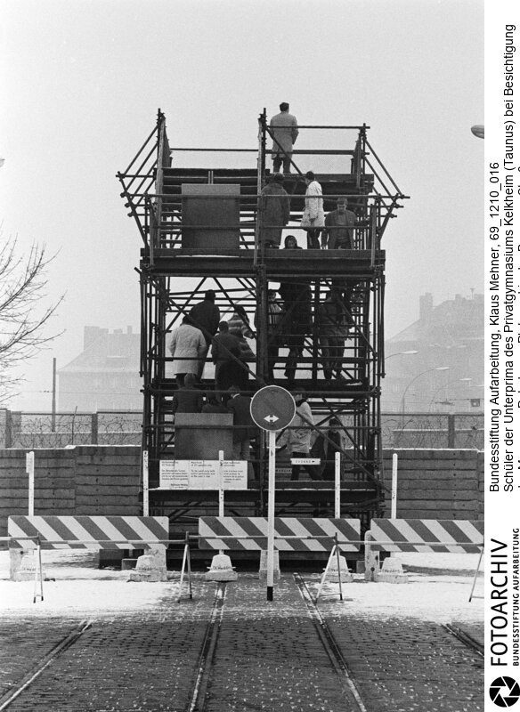 Mauertourismus westdeutscher Schulklassen. Das Ministerium für gesamtdeutsche Fragen subventioniert Klassenfahrten von Schulklassen aus der Bundesrepublik nach Berlin. Das Programm soll bei jungen Menschen das Verständnis für die so genannte offene deutsche Frage vertiefen.<BR>Aufnahmedatum: 10.12.1969<BR>Material/Technik: Fotografie<BR>Aufnahmeort: West-Berlin, BRD (Deutschland)<BR>Signatur: 69_1210_016<BR>