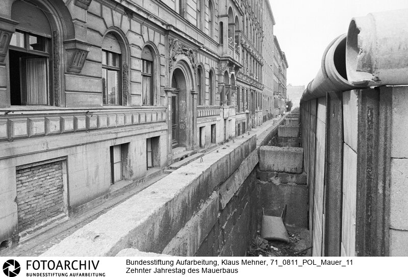 Foto: Alte Mauer und nachgebesserte Variante im Bezirk Kreuzberg. Berlin (Berlin West), 11. 08. 1971. Berliner Mauer ? Wall of Shame. Vorschau zum zehnten (10.) Jahrestag des Mauerbaus. The wall in the districts Kreuzberg and Wedding.<BR>Material/Technik: Foto<BR>Berlin (West)<BR>Signatur: 71_0811_POL_Mauer_11