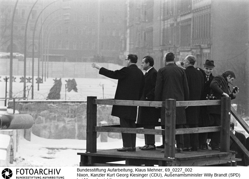 Amerikanischer Präsident auf Berlin-Visite. Der US-Präsident Richard Nixon besucht in Begleitung des Bundskanzlers und Außenministers die Halbstadt. Der obligate Besuch der Mauer fand am Moritzplatz im amerikanischen Sektor statt. Dort befindet sich der Grenzübergang Heinrich-Heine-Strasse nach Ost-Berlin (DDR).<BR>Aufnahmedatum: 27.02.1969<BR>Material/Technik: Fotografie<BR>Aufnahmeort: West-Berlin, BRD (Deutschland)<BR>Signatur: 69_0227_002<BR>