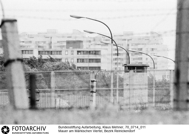 Ausbau der Berliner Mauer im Norden von Berlin. DDR perfektioniert den antifaschistischen Schutzwall, auch Staatsgrenze West genannt.<BR>Aufnahmedatum: 14.07.1970<BR>Material/Technik: Fotografie<BR>Aufnahmeort: West-Berlin, BRD (Deutschland)<BR>Signatur: 70_0714_011<BR>