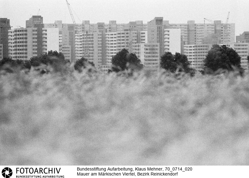 Ausbau der Berliner Mauer im Norden von Berlin. DDR perfektioniert den antifaschistischen Schutzwall, auch Staatsgrenze West genannt.<BR>Aufnahmedatum: 14.07.1970<BR>Material/Technik: Fotografie<BR>Aufnahmeort: West-Berlin, BRD (Deutschland)<BR>Signatur: 70_0714_020<BR>