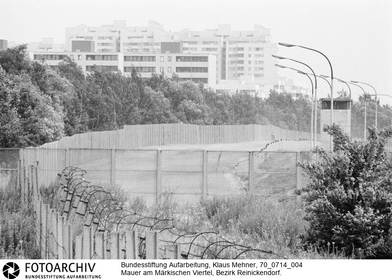 Ausbau der Berliner Mauer im Norden von Berlin. DDR perfektioniert den antifaschistischen Schutzwall, auch Staatsgrenze West genannt.<BR>Aufnahmedatum: 14.07.1970<BR>Material/Technik: Fotografie<BR>Aufnahmeort: West-Berlin, BRD (Deutschland)<BR>Signatur: 70_0714_004<BR>