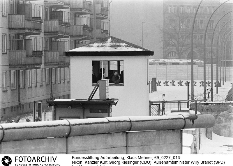 Amerikanischer Präsident auf Berlin-Visite. Der US-Präsident Richard Nixon besucht in Begleitung des Bundeskanzlers und Außenministers die Halbstadt. Der obligate Besuch der Mauer fand am Moritzplatz im amerikanischen Sektor statt. Dort befindet sich der Grenzübergang Heinrich-Heine-Strasse nach Ost-Berlin (DDR).<BR>Aufnahmedatum: 27.02.1969<BR>Material/Technik: Fotografie<BR>Aufnahmeort: West-Berlin, BRD (Deutschland)<BR>Signatur: 69_0227_013<BR>