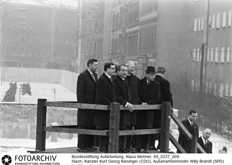 Amerikanischer Präsident auf Berlin-Visite. Der US-Präsident Richard Nixon besucht in Begleitung des Bundskanzlers und Außenministers die Halbstadt. Der obligate Besuch der Mauer fand am Moritzplatz im amerikanischen Sektor statt. Dort befindet sich der Grenzübergang Heinrich-Heine-Strasse nach Ost-Berlin (DDR).<BR>Aufnahmedatum: 27.02.1969<BR>Material/Technik: Fotografie<BR>Aufnahmeort: West-Berlin, BRD (Deutschland)<BR>Signatur: 69_0227_009<BR>