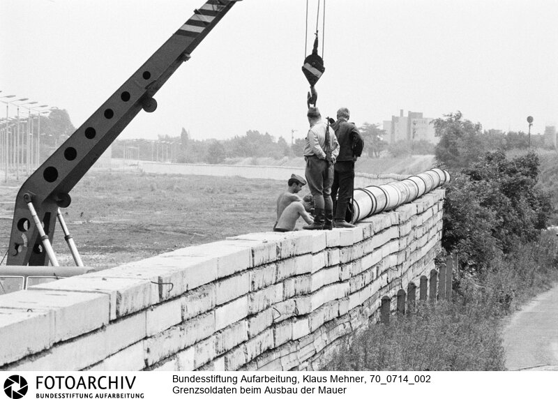 Ausbau der Berliner Mauer im Norden von Berlin. DDR perfektioniert den antifaschistischen Schutzwall, auch Staatsgrenze West genannt.<BR>Aufnahmedatum: 14.07.1970<BR>Material/Technik: Fotografie<BR>Aufnahmeort: West-Berlin, BRD (Deutschland)<BR>Signatur: 70_0714_002<BR>