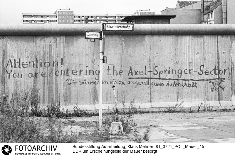 DDR um Erscheinungsbild der Mauer besorgt. Berlin (Berlin West), 21. 07. 1981. Foto: Verschönte Mauer im Bezirk Kreuzberg. Die Regierung der DDR beschwerte sich beim Berliner Senat über den beschmierten und bemalten antifaschistischen Schutzwall, vulgo Mauer.<BR>Material/Technik: Foto<BR>Berlin (West)<BR>Signatur: 81_0721_POL_Mauer_15