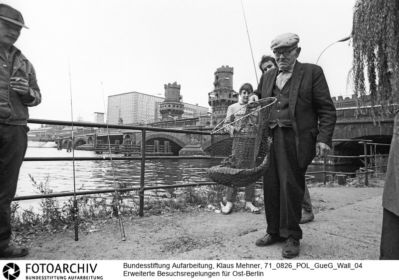 Foto: Angler am innerstädtischen Grenzübergang Oberbaumbrücke für Fußgänger. Berlin (Berlin West), 26. 08. 1971. Im Schlepp des Berlin-Abkommens kommt es wieder zu innerdeutschen Gesprächen. Angestrebt werden touristische Einreisen für jeden West-Berliner in den Ostteil und ein vereinfachter Transitverkehr nach Westdeutschland.<BR>Material/Technik: Foto<BR>Berlin (West)<BR>Signatur: 71_0826_POL_GueG_Wall_04
