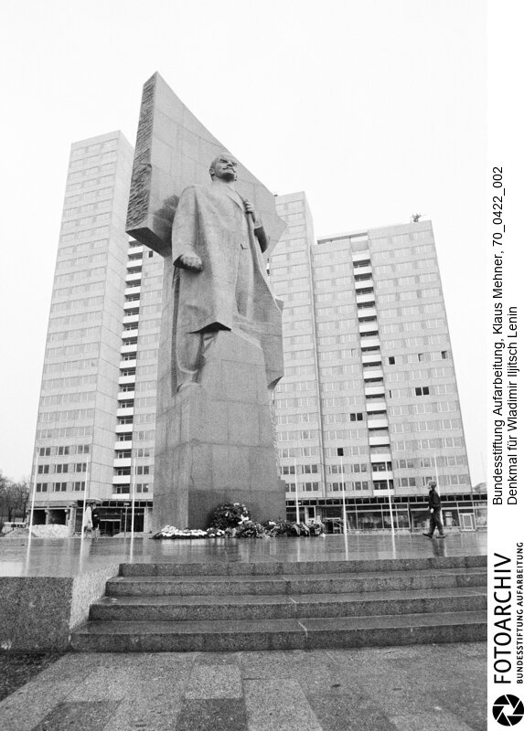 Lenindenkmal

Die 19 Meter große Lenin-Statue aus rotem Granit des sowjetischen Bildhauers Nikolai Tomski wurde in diesem Jahr fertig gestellt und ziert den gleichnamigen Platz.<BR>Aufnahmedatum: 22.04.1970<BR>Material/Technik: Fotografie<BR>Aufnahmeort: Ostberlin, DDR (Deutschland)<BR>Signatur: 70_0422_002<BR>
