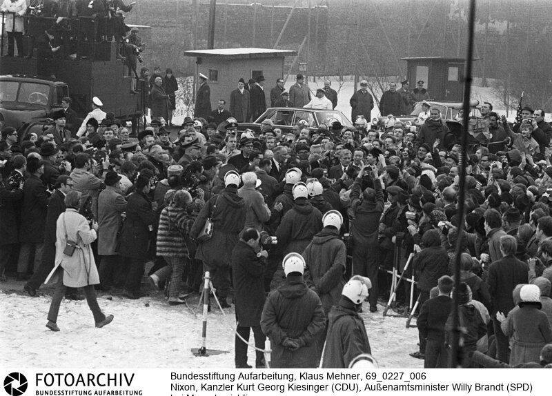 Amerikanischer Präsident auf Berlin-Visite. Der US-Präsident Richard Nixon besucht in Begleitung des Bundskanzlers und Außenministers die Halbstadt. Der obligate Besuch der Mauer fand am Moritzplatz im amerikanischen Sektor statt. Dort befindet sich der Grenzübergang Heinrich-Heine-Strasse nach Ost-Berlin (DDR).<BR>Aufnahmedatum: 27.02.1969<BR>Material/Technik: Fotografie<BR>Aufnahmeort: West-Berlin, BRD (Deutschland)<BR>Signatur: 69_0227_006<BR>