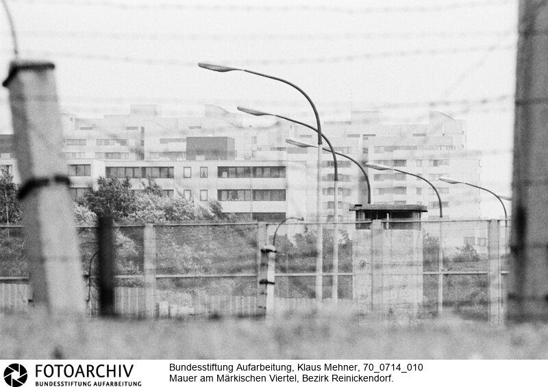 Ausbau der Berliner Mauer im Norden von Berlin. DDR perfektioniert den antifaschistischen Schutzwall, auch Staatsgrenze West genannt.<BR>Aufnahmedatum: 14.07.1970<BR>Material/Technik: Fotografie<BR>Aufnahmeort: West-Berlin, BRD (Deutschland)<BR>Signatur: 70_0714_010<BR>