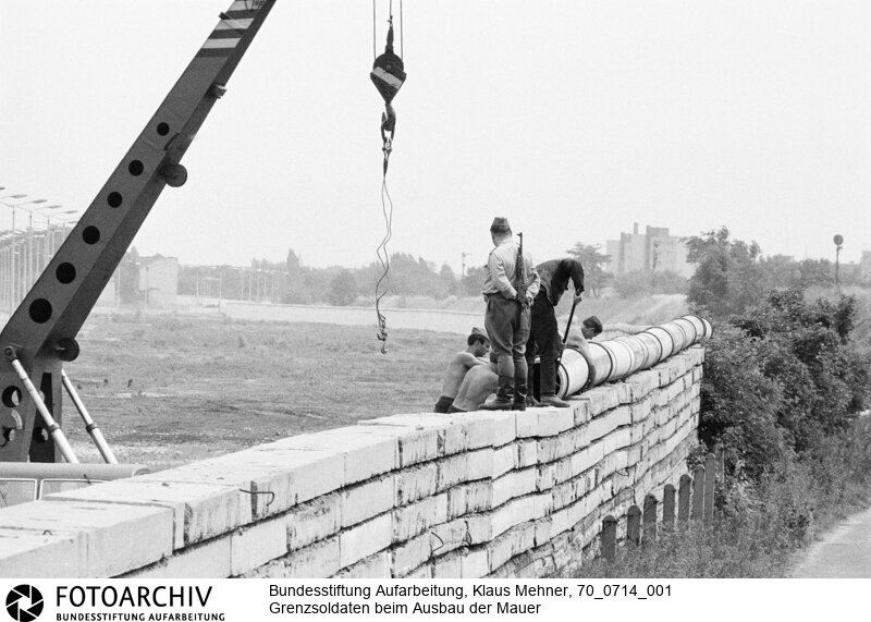 Ausbau der Berliner Mauer im Norden von Berlin. DDR perfektioniert den antifaschistischen Schutzwall, auch Staatsgrenze West genannt.<BR>Aufnahmedatum: 14.07.1970<BR>Material/Technik: Fotografie<BR>Aufnahmeort: West-Berlin, BRD (Deutschland)<BR>Signatur: 70_0714_001<BR>