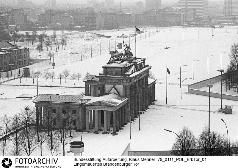 Foto: Das Brandenburger Tor aus dem Reichstag fotografiert. Berlin (Berlin West), 11. 01. 1979. Symbol der deutschen Teilung. Das Brandenburger Tor ist das eingemauerte Synonym für die deutsche Teilung. Die Forderung ? Macht das Tor auf ? wurde zum geflügelten Wort.<BR>Material/Technik: Foto<BR>Berlin (West)<BR>Signatur: 79_0111_POL_BrbTor_01
