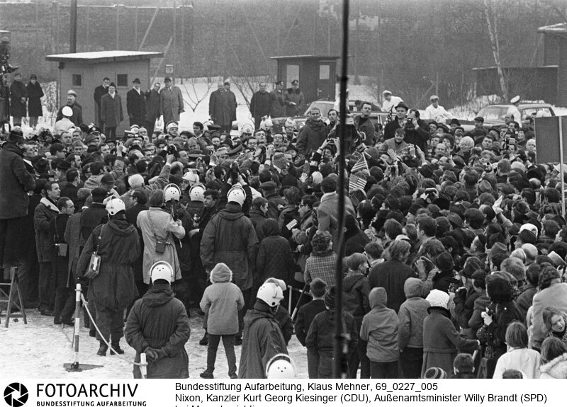 Amerikanischer Präsident auf Berlin-Visite. Der US-Präsident Richard Nixon besucht in Begleitung des Bundskanzlers und Außenministers die Halbstadt. Der obligate Besuch der Mauer fand am Moritzplatz im amerikanischen Sektor statt. Dort befindet sich der Grenzübergang Heinrich-Heine-Strasse nach Ost-Berlin (DDR).<BR>Aufnahmedatum: 27.02.1969<BR>Material/Technik: Fotografie<BR>Aufnahmeort: West-Berlin, BRD (Deutschland)<BR>Signatur: 69_0227_005<BR>