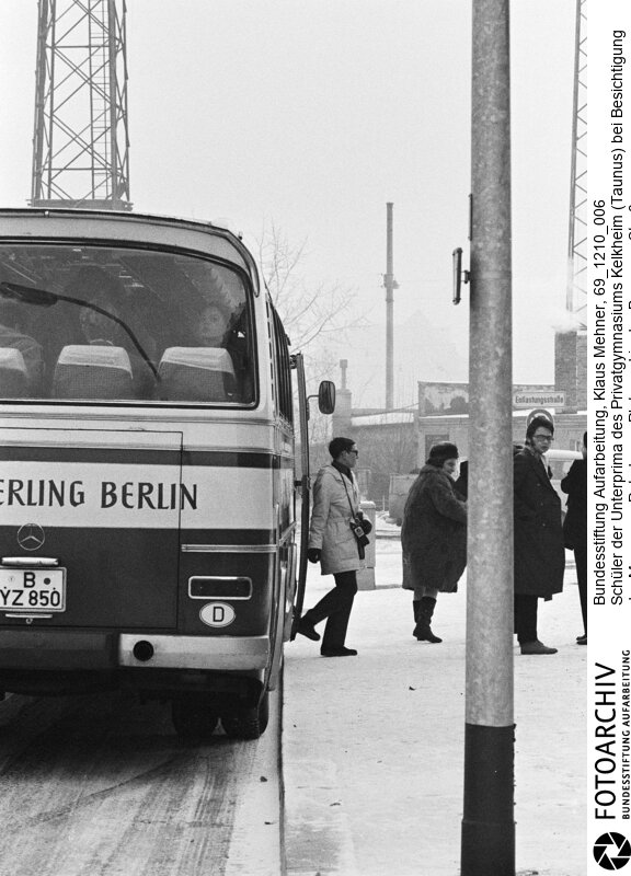 Mauertourismus westdeutscher Schulklassen. Das Ministerium für gesamtdeutsche Fragen subventioniert Klassenfahrten von Schulklassen aus der Bundesrepublik nach Berlin. Das Programm soll bei jungen Menschen das Verständnis für die so genannte offene deutsche Frage vertiefen..<BR>Aufnahmedatum: 10.12.1969<BR>Material/Technik: Fotografie<BR>Aufnahmeort: West-Berlin, BRD (Deutschland)<BR>Signatur: 69_1210_006<BR>