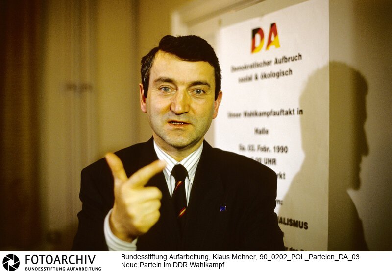 Berlin (Bezirk Berlin) DDR, 02-02-1990. Neue Parteien im Wahlkampf zur Volkskammer. Der Demokratische Aufbruch ? sozial + ökologisch (DA) konstituierte sich im Oktober 1989 und firmiert seit der Gründung im Dezember in Leipzig offiziell als Partei. Nachtrag: Der Parteivorsitzende trat kurz vor der Wahl zur Volkskammer der Deutschen Demokratischen Republik (DDR) als Spitzenkandidat zurück. Grund war seine Tätigkeit als Inoffizieller Mitarbeiter (IM) des Ministeriums für Staatssicherheit (MfS, Stasi) seit 1965. .Foto: Parteivorsitzender Wolfgang Schnur (45), (IM Torsten, IM Dr. Ralf Schirmer).<BR>Material/Technik: Foto<BR>Bezirk Berlin<BR>Signatur: 90_0202_POL_Parteien_DA_03