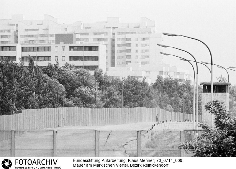 Ausbau der Berliner Mauer im Norden von Berlin. DDR perfektioniert den antifaschistischen Schutzwall, auch Staatsgrenze West genannt.<BR>Aufnahmedatum: 14.07.1970<BR>Material/Technik: Fotografie<BR>Aufnahmeort: West-Berlin, BRD (Deutschland)<BR>Signatur: 70_0714_009<BR>