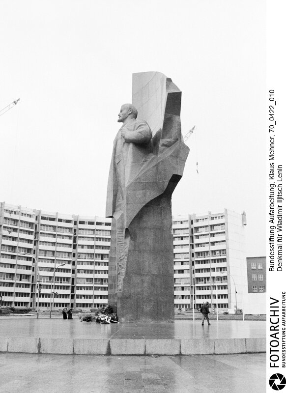 Lenindenkmal
 Die 19 Meter große Lenin-Statue aus rotem Granit des sowjetischen Bildhauers Nikolai Tomski wurde in diesem Jahr fertig gestellt und ziert den gleichnamigen Platz.<BR>Aufnahmedatum: 22.04.1970<BR>Material/Technik: Fotografie<BR>Aufnahmeort: Ostberlin, DDR (Deutschland)<BR>Signatur: 70_0422_010<BR>