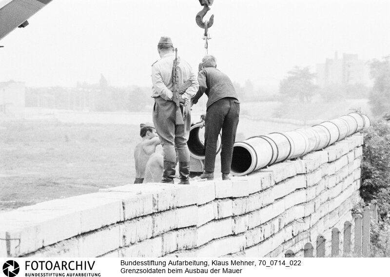 Ausbau der Berliner Mauer im Norden von Berlin. DDR perfektioniert den antifaschistischen Schutzwall, auch Staatsgrenze West genannt.<BR>Aufnahmedatum: 14.07.1970<BR>Material/Technik: Fotografie<BR>Aufnahmeort: West-Berlin, BRD (Deutschland)<BR>Signatur: 70_0714_022<BR>
