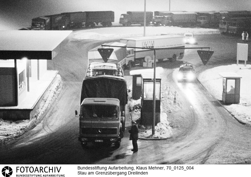 DDR schikaniert Transitverkehr von und nach Berlin. Die in diesem Monat beginnenden deutsch-sowjetischen Verhandlungen über einen Gewaltverzichtsvertrag begleitet die DDR auf ihre Weise.
Am Grenzübergang Dreilinden stauen sich Lkws und Pkws.<BR>Aufnahmedatum: 25.01.1970<BR>Material/Technik: Fotografie<BR>Aufnahmeort: West-Berlin, BRD (Deutschland)<BR>Signatur: 70_0125_004<BR>