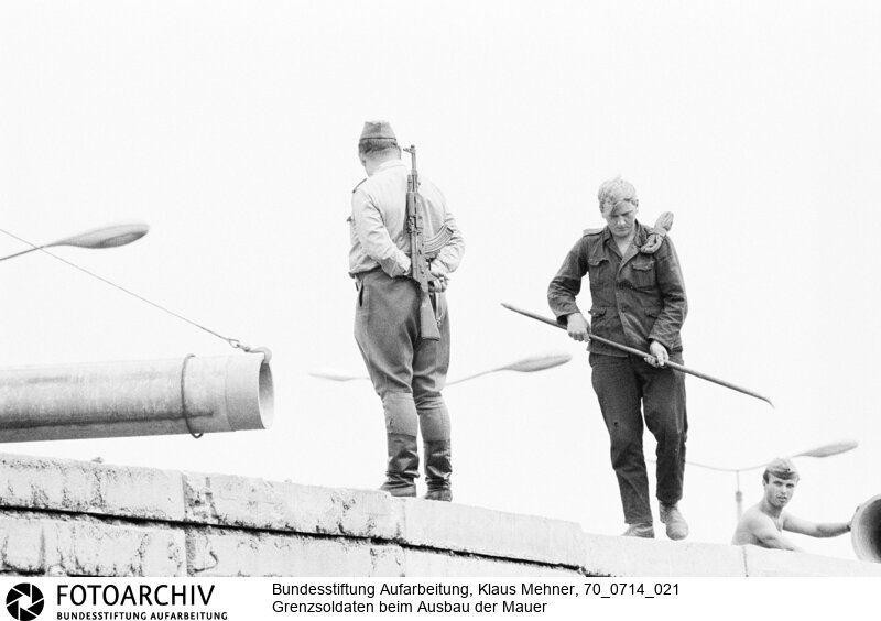 Ausbau der Berliner Mauer im Norden von Berlin. DDR perfektioniert den antifaschistischen Schutzwall, auch Staatsgrenze West genannt.<BR>Aufnahmedatum: 14.07.1970<BR>Material/Technik: Fotografie<BR>Aufnahmeort: West-Berlin, BRD (Deutschland)<BR>Signatur: 70_0714_021<BR>