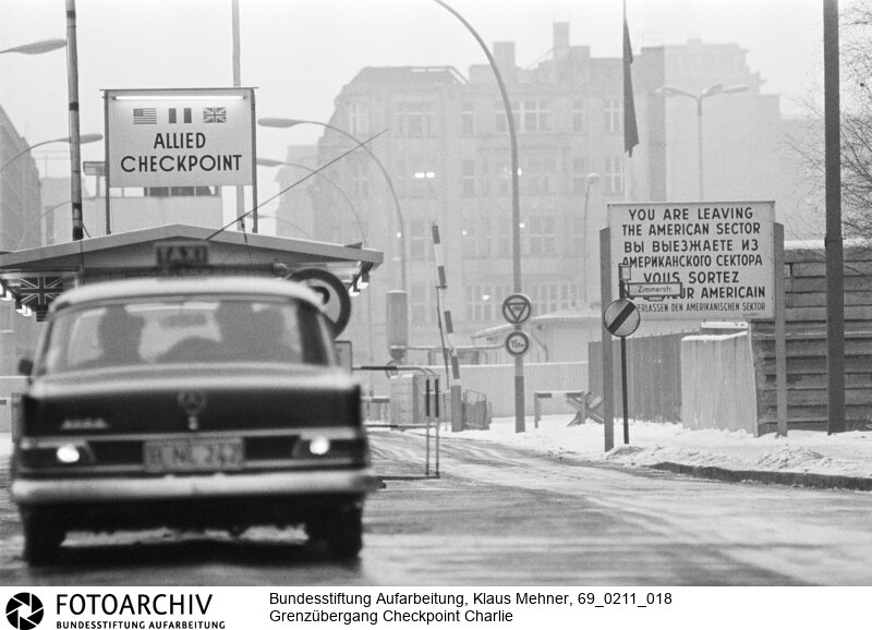 Mauer - Allied Checkpoint Charlie - Übergang für Ausländer nach Ost-Berlin. Der Grenzübergang wird von den westlichen Alliierten betrieben<BR>Aufnahmedatum: 11.02.1969<BR>Material/Technik: Fotografie<BR>Aufnahmeort: West-Berlin, BRD (Deutschland)<BR>Signatur: 69_0211_018<BR>