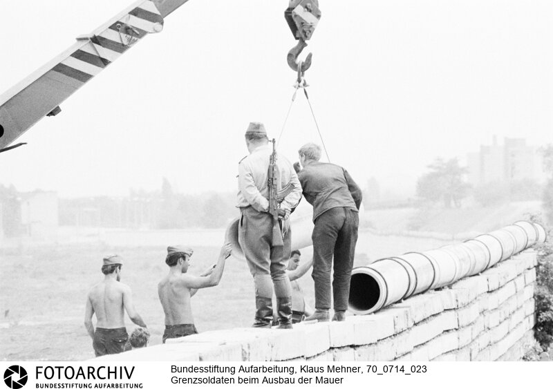 Ausbau der Berliner Mauer im Norden von Berlin. DDR perfektioniert den antifaschistischen Schutzwall, auch Staatsgrenze West genannt<BR>Aufnahmedatum: 14.07.1970<BR>Material/Technik: Fotografie<BR>Aufnahmeort: West-Berlin, BRD (Deutschland)<BR>Signatur: 70_0714_023<BR>