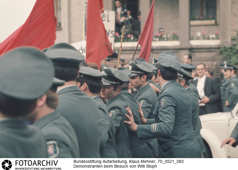 Gegenbesuch des Ministerpräsidenten der DDR in der Bundesrepublik. DDR-Ministerpräsident Willi Stoph erwiderte Willy Brandts Besuch in Erfurt. Das Treffen war von Demonstrationen aus dem rechten und linken Lager der Bundesrepublik begleitet.<BR>Aufnahmedatum: 21.05.1970<BR>Material/Technik: Fotografie<BR>Aufnahmeort: Kassel, BRD (Deutschland)<BR>Signatur: 70_0521_082<BR>