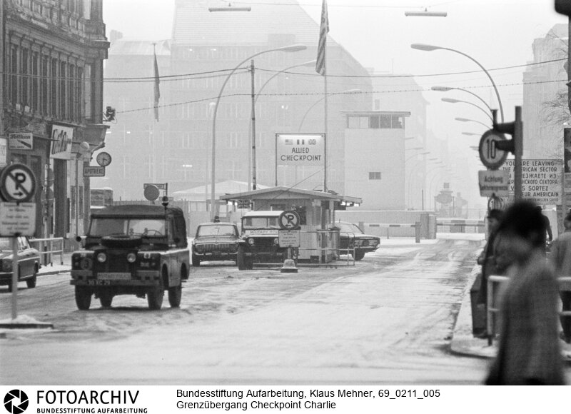 Mauer - Allied Checkpoint Charlie - Übergang für Ausländer nach Ost-Berlin.
 Der Grenzübergang wird von den westlichen Alliierten betrieben<BR>Aufnahmedatum: 11.02.1969<BR>Material/Technik: Fotografie<BR>Aufnahmeort: West-Berlin, BRD (Deutschland)<BR>Signatur: 69_0211_005<BR>