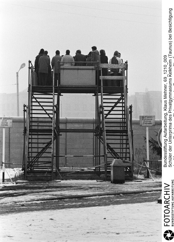 Mauertourismus westdeutscher Schulklassen. Das Ministerium für gesamtdeutsche Fragen subventioniert Klassenfahrten von Schulklassen aus der Bundesrepublik nach Berlin. Das Programm soll bei jungen Menschen das Verständnis für die so genannte offene deutsche Frage vertiefen..<BR>Aufnahmedatum: 10.12.1969<BR>Material/Technik: Fotografie<BR>Aufnahmeort: West-Berlin, BRD (Deutschland)<BR>Signatur: 69_1210_009<BR>