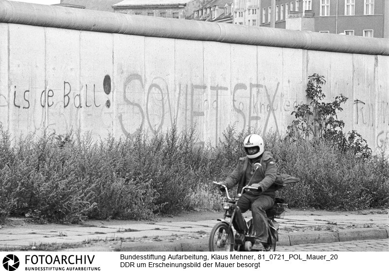 DDR um Erscheinungsbild der Mauer besorgt. Berlin (Berlin West), 21. 07. 1981. Foto: Verschönte Mauer im Bezirk Kreuzberg. Die Regierung der DDR beschwerte sich beim Berliner Senat über den beschmierten und bemalten antifaschistischen Schutzwall, vulgo Mauer.<BR>Material/Technik: Foto<BR>Berlin (West)<BR>Signatur: 81_0721_POL_Mauer_20