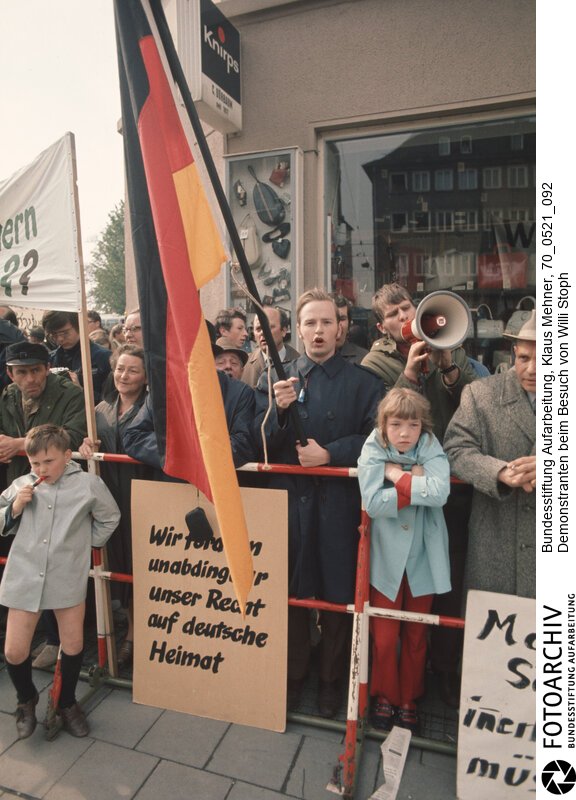 Gegenbesuch des Ministerpräsidenten der DDR in der Bundesrepublik. DDR-Ministerpräsident Willi Stoph erwiderte Willy Brandts Besuch in Erfurt. Das Treffen war von Demonstrationen aus dem rechten und linken Lager der Bundesrepublik begleitet.<BR>Aufnahmedatum: 21.05.1970<BR>Material/Technik: Fotografie<BR>Aufnahmeort: Kassel, BRD (Deutschland)<BR>Signatur: 70_0521_092<BR>